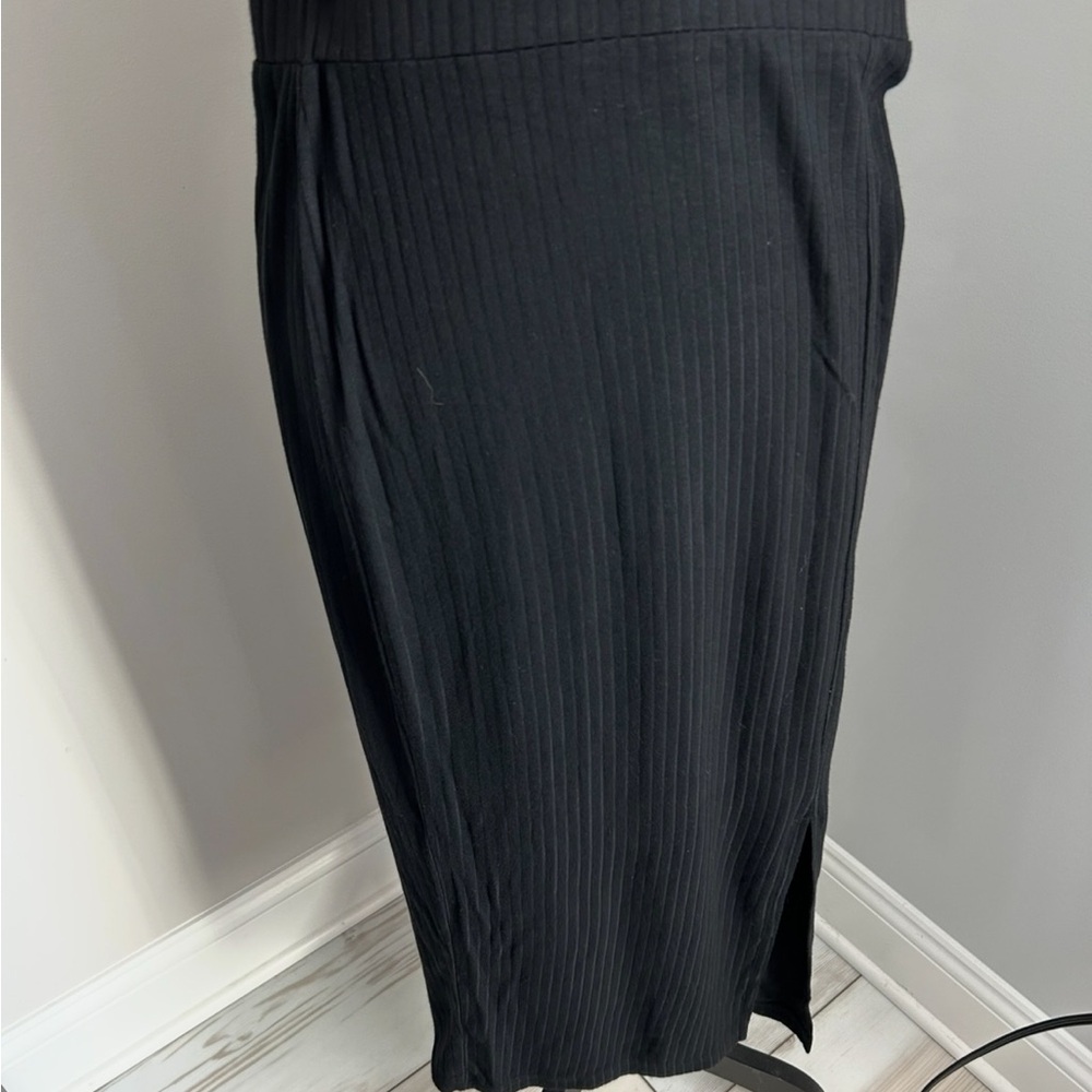 Sz Small Elegant Black ribbed Midi Skirt with slit